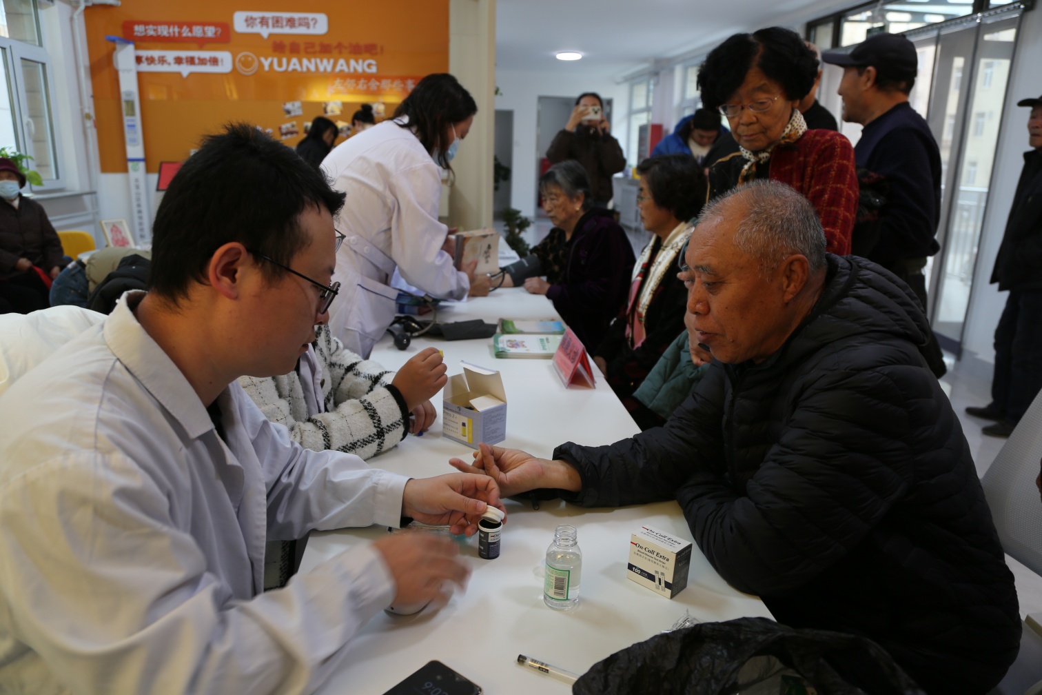 東城街道新華社區(qū)、草原藍哈達協(xié)會關(guān)工委“重陽暖意潤銀齡  關(guān)工委守護夕陽紅”活動照片1_副本.jpg