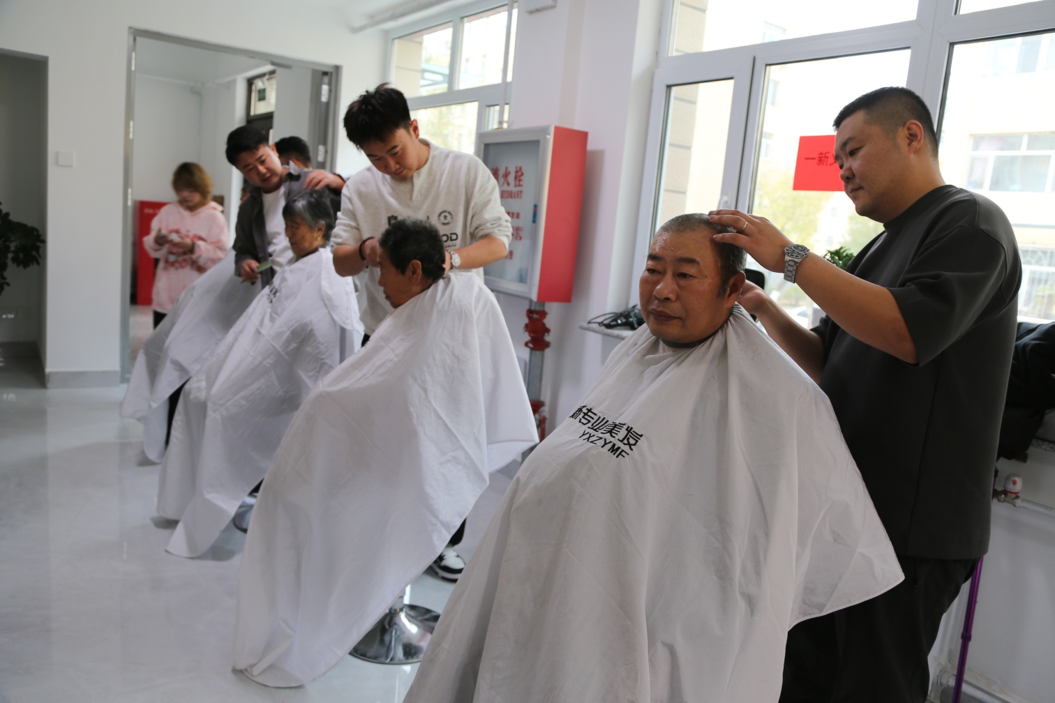 東城街道新華社區(qū)、草原藍哈達協(xié)會關(guān)工委“重陽暖意潤銀齡  關(guān)工委守護夕陽紅”活動照片2_副本.jpg