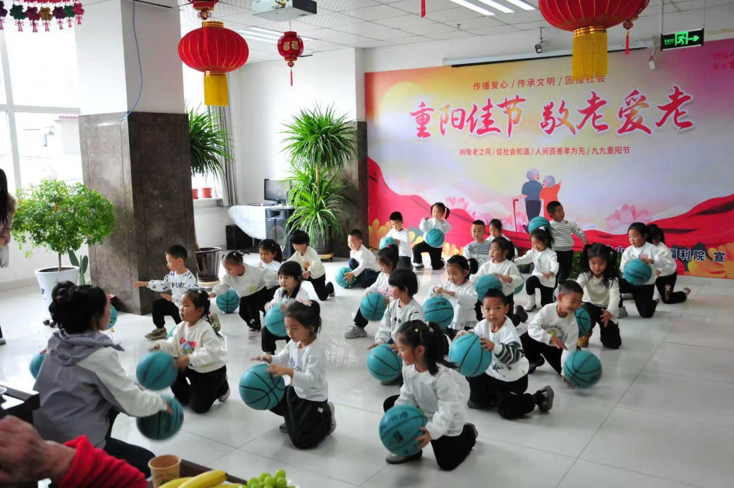 區(qū)第六幼兒園  黨建引領(lǐng)聚合力,童心社區(qū)敬長輩  活動照片12_副本.jpg