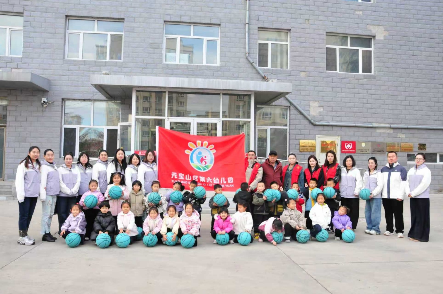 區(qū)第六幼兒園  黨建引領(lǐng)聚合力,童心社區(qū)敬長輩  活動照片20_副本.jpg