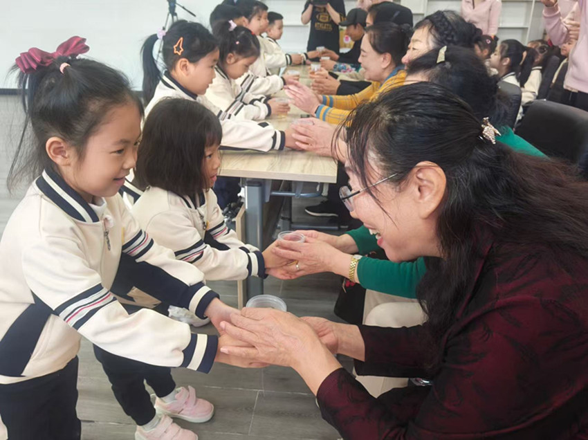 西城街道紫辰社區(qū)“童聲頌重陽(yáng) 愛(ài)滿社區(qū)家”重陽(yáng)節(jié)活動(dòng)照片3_副本.jpg