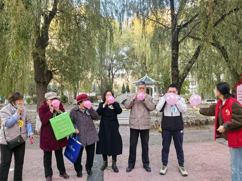 西城街道王府社區(qū)“重陽送菜暖夕陽 答題投菜樂滿堂”活動照片4_副本.jpg