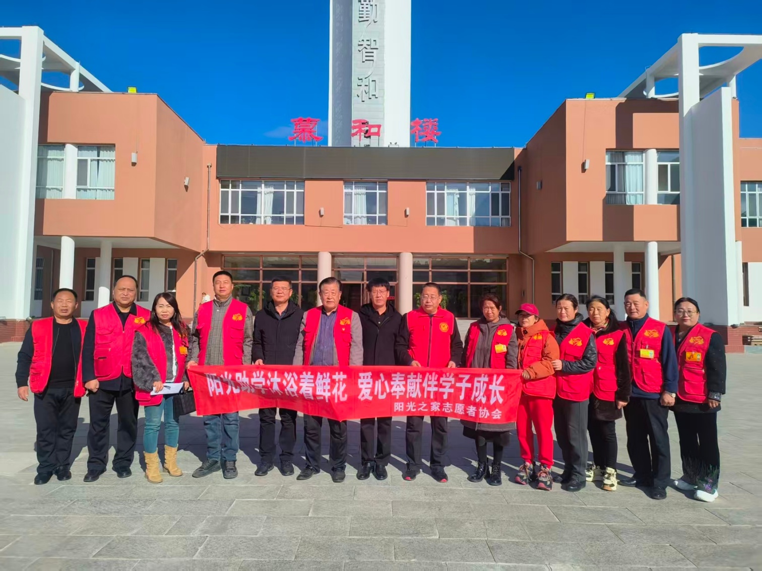 平莊城區(qū)街道星海社區(qū)關(guān)工委“陽(yáng)光沐浴著鮮花 愛(ài)心伴學(xué)子成長(zhǎng)”秋季助學(xué)活動(dòng)照片3_副本.jpg