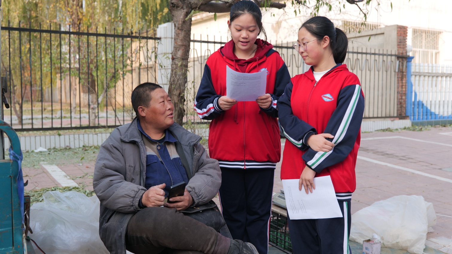 平莊城區(qū)街道、平礦中學(xué)、草原藍(lán)哈達(dá)協(xié)會“三方聯(lián)動傳黨音 情暖社區(qū)潤民心”宣傳黨的二十屆四中全會精神照片3_副本.jpg