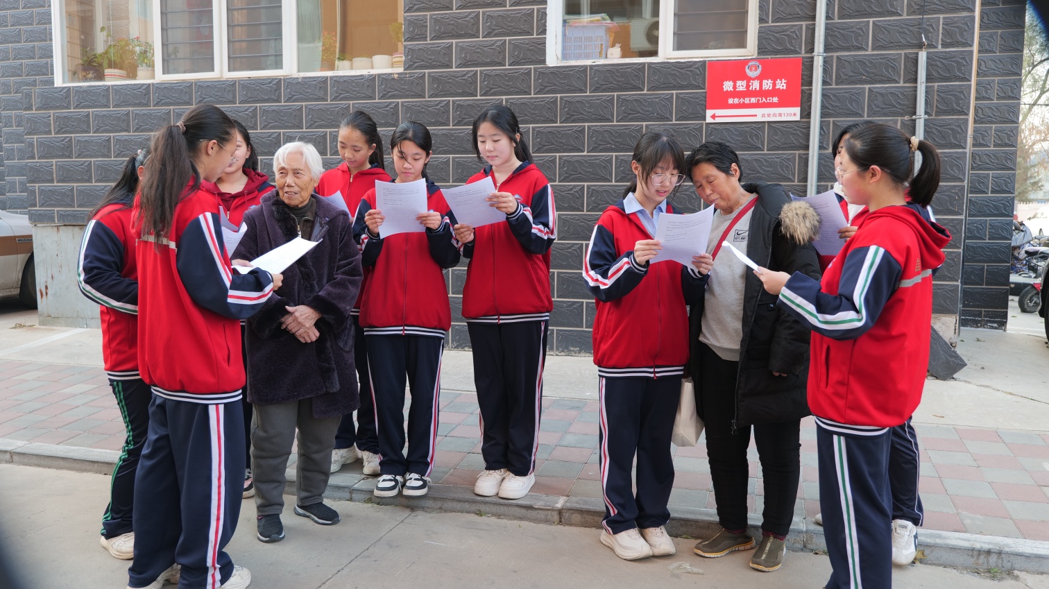 平莊城區(qū)街道、平礦中學(xué)、草原藍(lán)哈達(dá)協(xié)會“三方聯(lián)動傳黨音 情暖社區(qū)潤民心”宣傳黨的二十屆四中全會精神照片4_副本.jpg