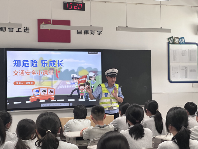1762755914806759.jpg 第二段:開學(xué)第一課(交通安全)2=.jpg