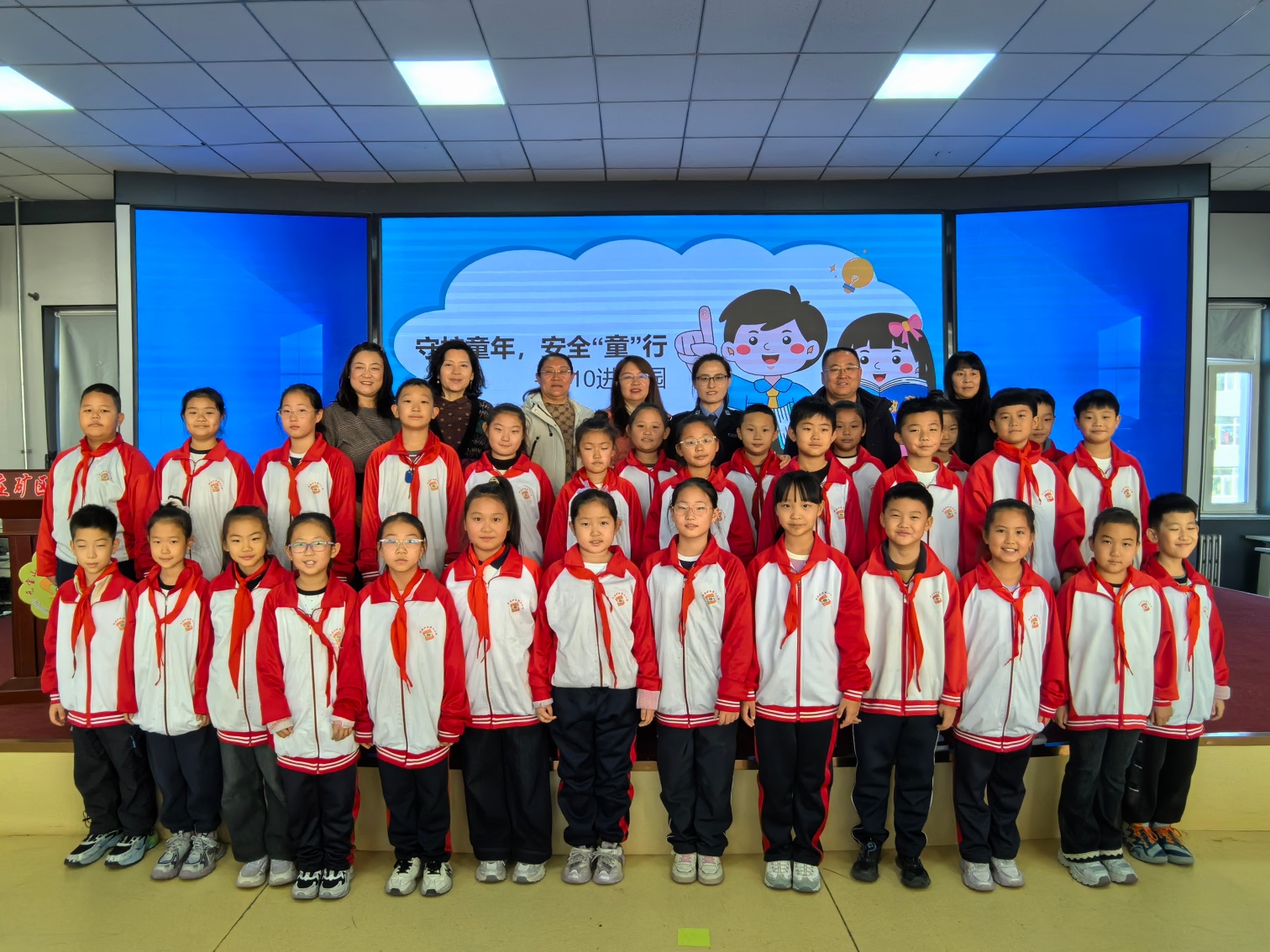 1763344545643627.jpg 平礦二小家長(zhǎng)進(jìn)課堂活動(dòng)照片1_副本.jpg