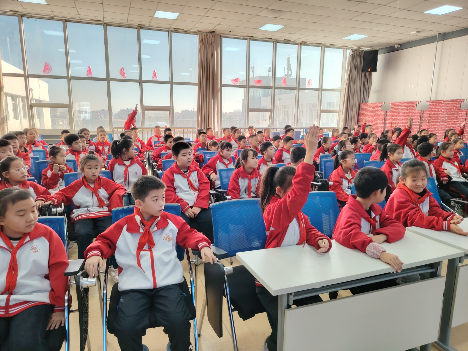 1763344733561285.jpg 平礦二小家長(zhǎng)進(jìn)課堂活動(dòng)照片4_副本.jpg