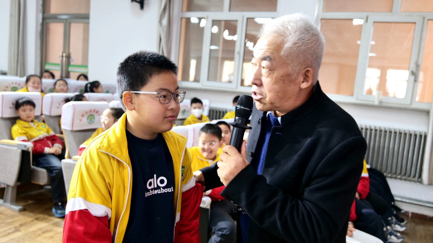 實(shí)驗(yàn)小學(xué)“法潤(rùn)童心 護(hù)航成長(zhǎng) ”“五老”進(jìn)校園開展兩法教育活動(dòng)照片25_副本.jpg