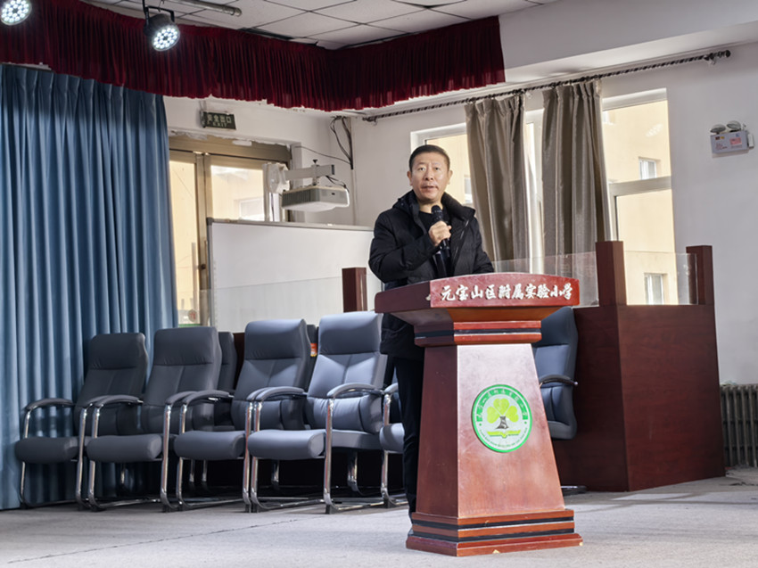 實(shí)驗(yàn)小學(xué)“法潤(rùn)童心 護(hù)航成長(zhǎng) ”“五老”進(jìn)校園開展兩法教育活動(dòng)照片5_副本.jpg