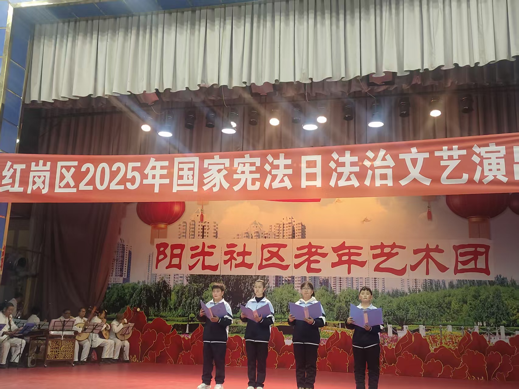 1764838010970413.jpg 八百坰中學(xué)學(xué)生的詩朗誦《根基——獻給國家憲法日》.jpg