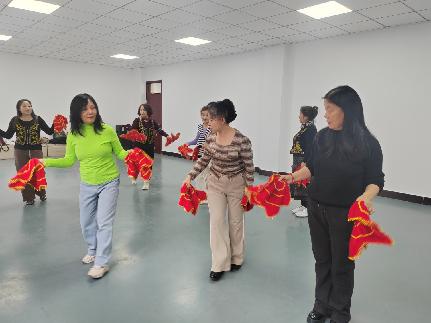 西城街道如意東社區(qū)“手絹翻飛健體魄 健康守護(hù)醫(yī)小時”活動照片2_副本.jpg