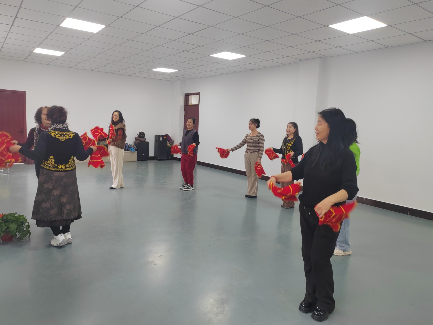 西城街道如意東社區(qū)“手絹翻飛健體魄 健康守護(hù)醫(yī)小時”活動照片1_副本.jpg