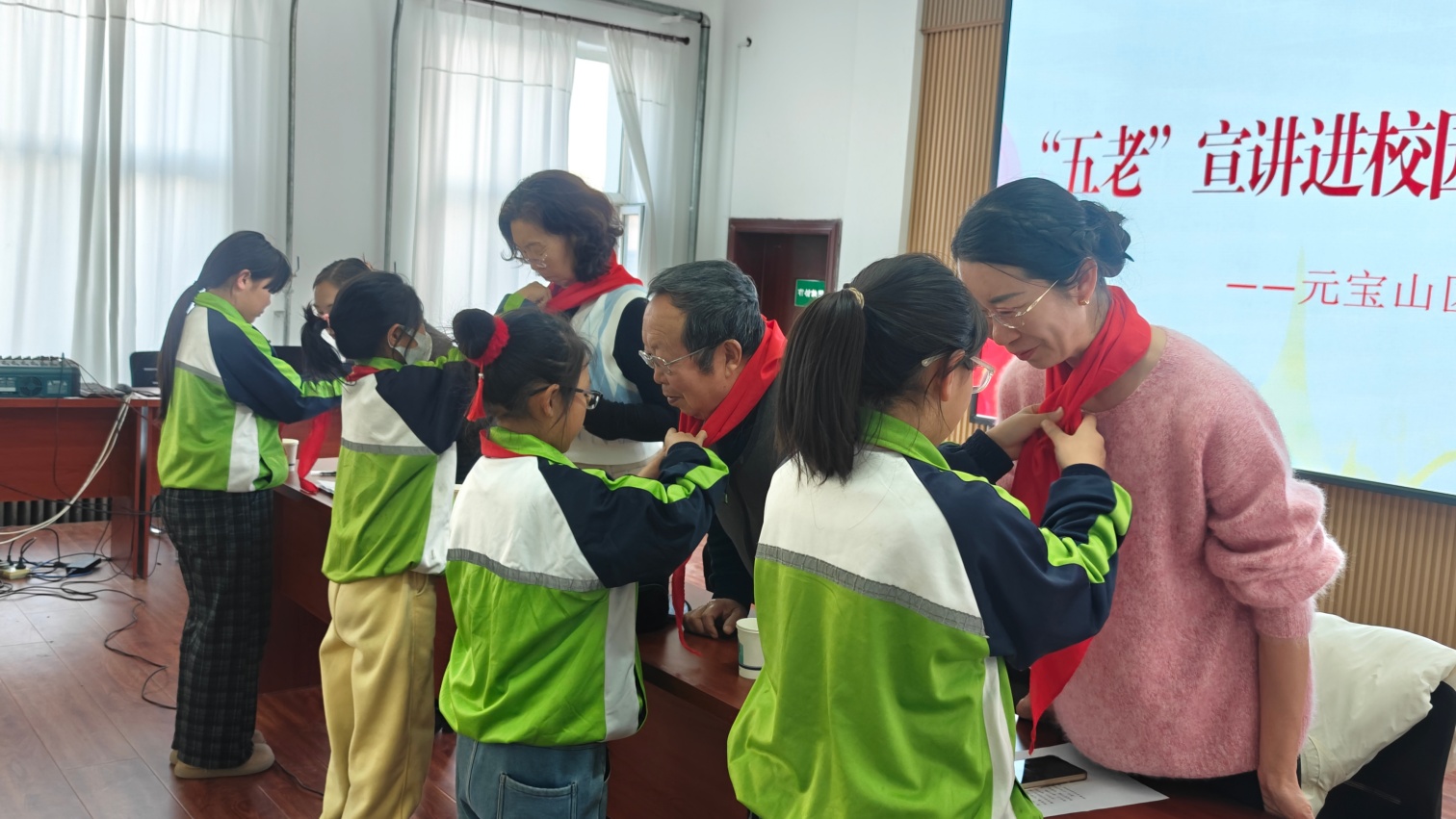 1765351423162355.jpg 五家小學(xué)“五老”進(jìn)校園活動照片3_副本.jpg