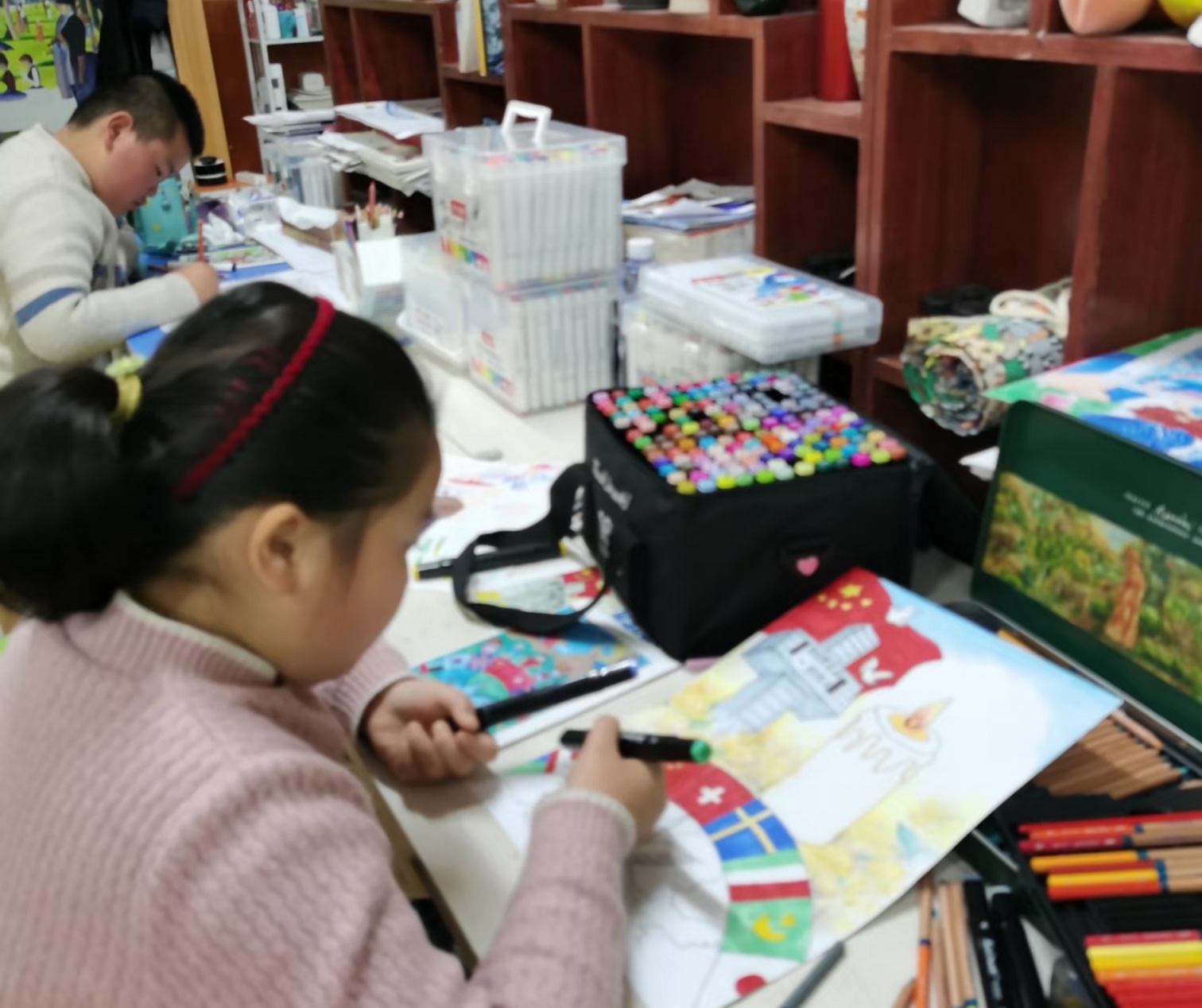 西城街道如意東社區(qū)手抄報(bào)繪初心 銘記國(guó)恥勇奮進(jìn)活動(dòng)照片2_副本.jpg