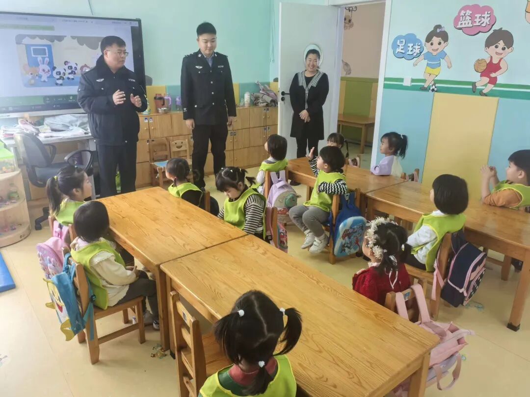 1766623386385789.jpg 紅崗區(qū)杏樹崗司法所關(guān)愛工作站走進(jìn)轄區(qū)幼兒園開展逃生安全普法課.jpg