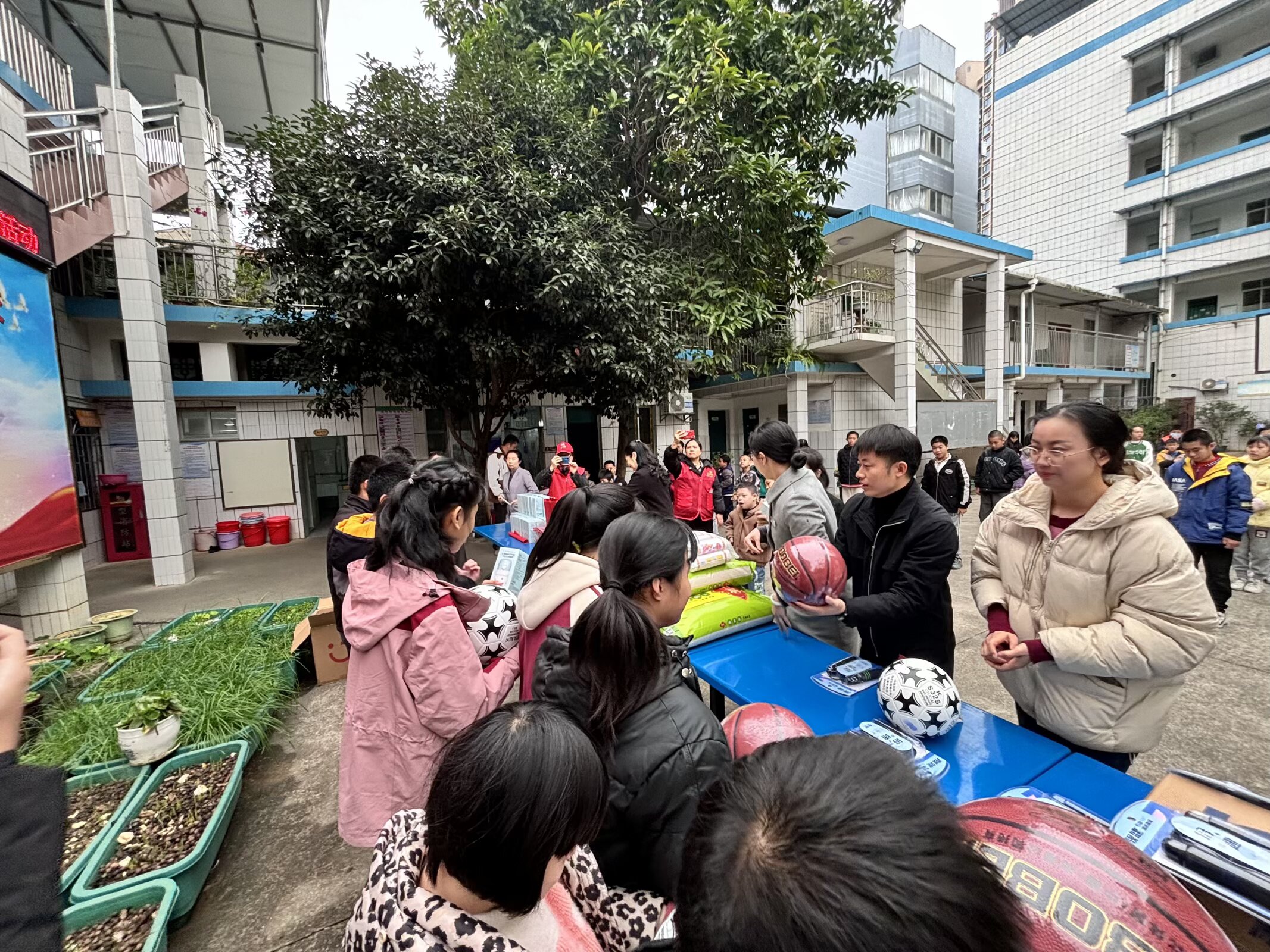 1767515956331201.jpg 通過物資派送宣傳“掃黃打非”知識.jpg