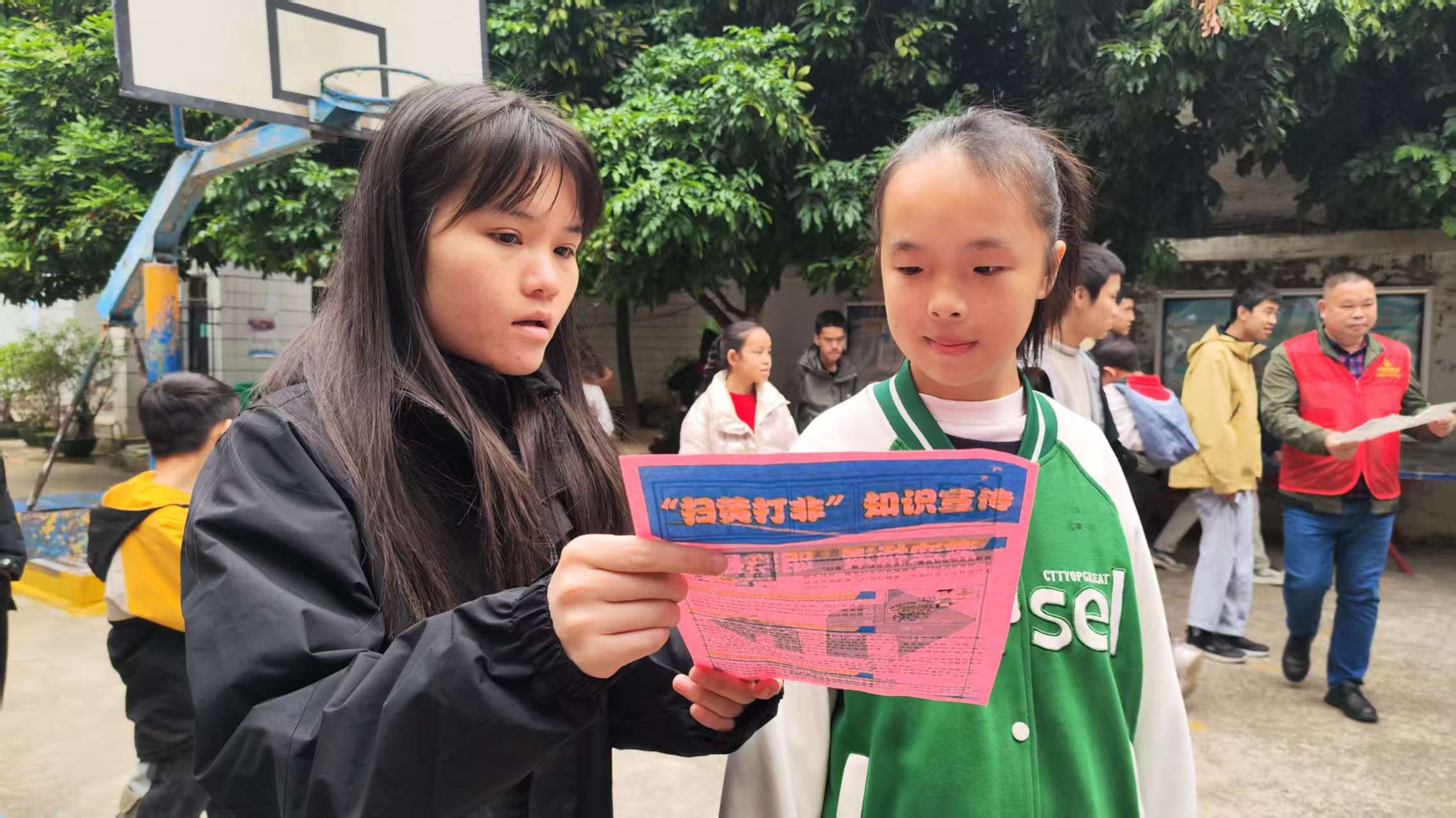 1767515962945667.jpg 志愿者向?qū)W生發(fā)放“掃黃打非”宣傳單.jpg