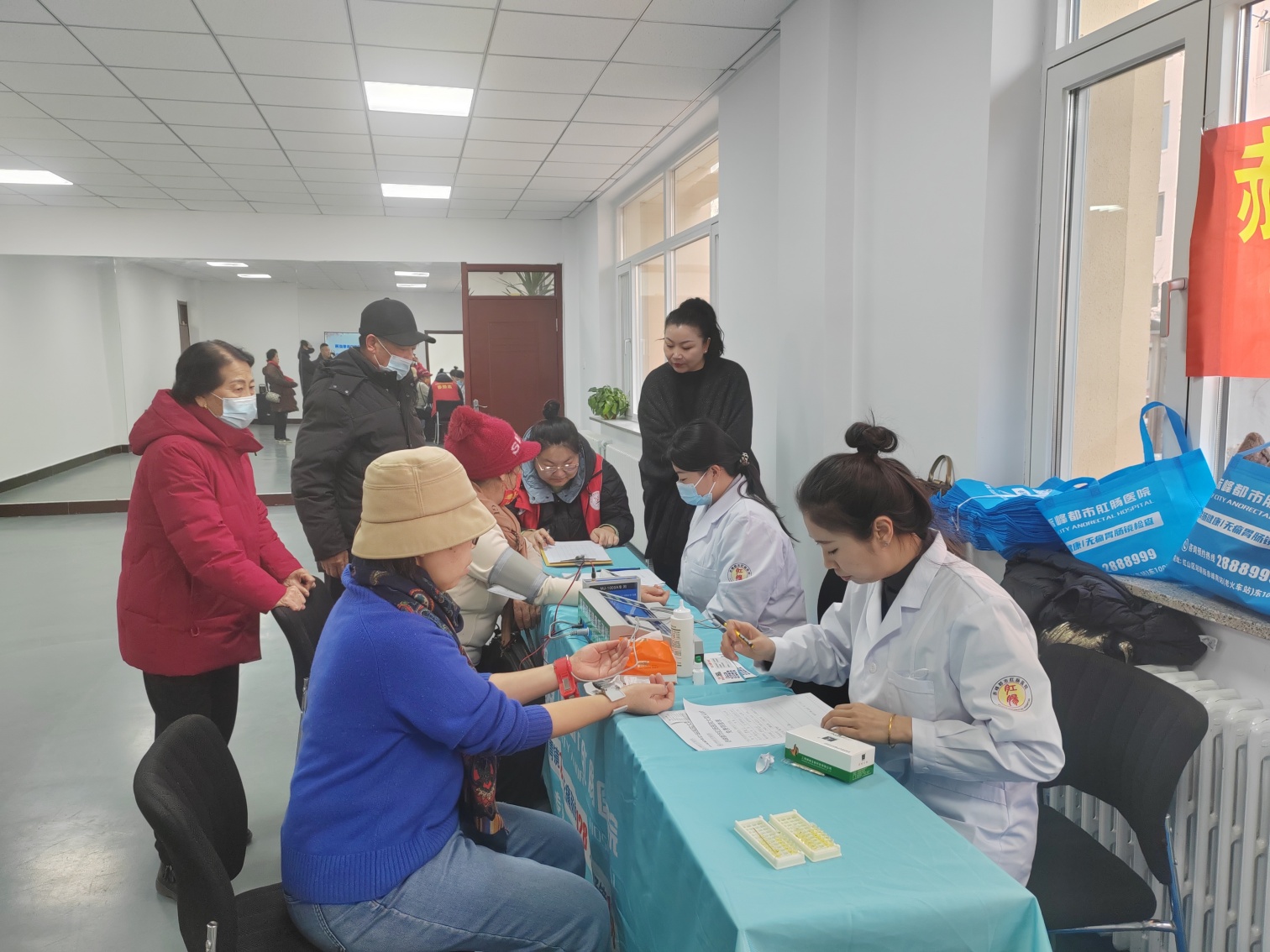 西城街道如意東社區(qū)“愛(ài)心義診進(jìn)社區(qū)，健康服務(wù)零距“活動(dòng)照片3_副本.jpg