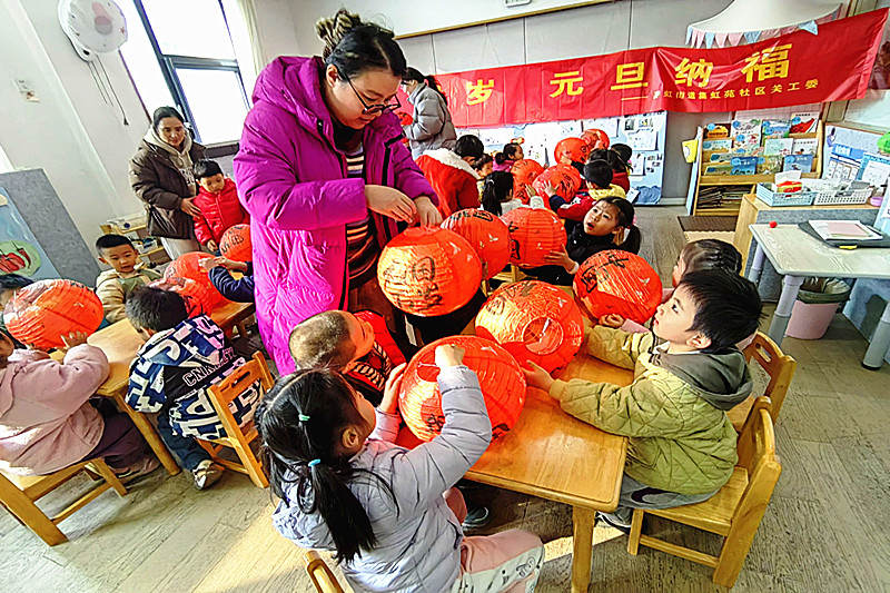 1767862206692780.jpg 江蘇省南京市秦淮區(qū)秦虹街道集虹苑社區(qū)關(guān)工委開展“中國紅燈籠”手工制作活動(dòng)(1).jpg