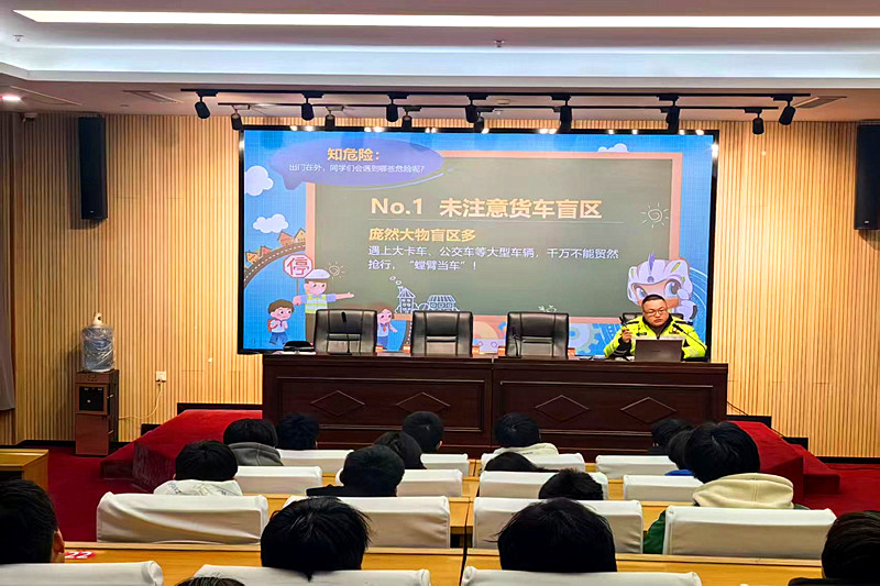 江蘇省南京市六合中等專業(yè)學(xué)校關(guān)工委舉辦交通安全專題講座(1).jpg