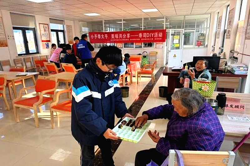 江蘇省南京市溧水區(qū)和鳳鎮(zhèn)吳村橋村關(guān)工委開展“小手牽大手，美味共分享”壽司DIY主題活動(05).jpg