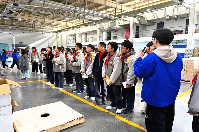 江蘇省南京市棲霞區(qū)攝山中學(xué)關(guān)工委組織學(xué)生赴江蘇鳳凰新華印務(wù)集團(tuán)開展研學(xué)活動(dòng)(3).jpg