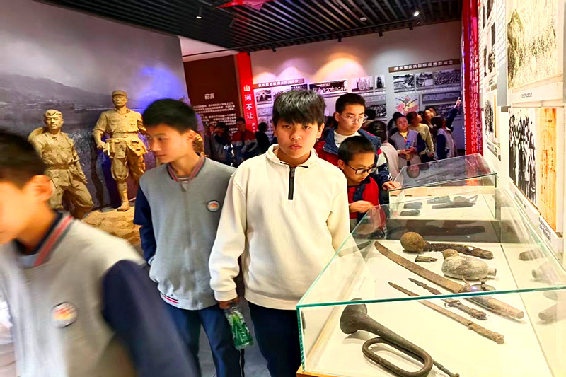 1768289038480837.jpg 江蘇省南京市高淳區(qū)固城街道固城中學關(guān)工委組織師生參觀渡江勝利紀念館(2).jpg