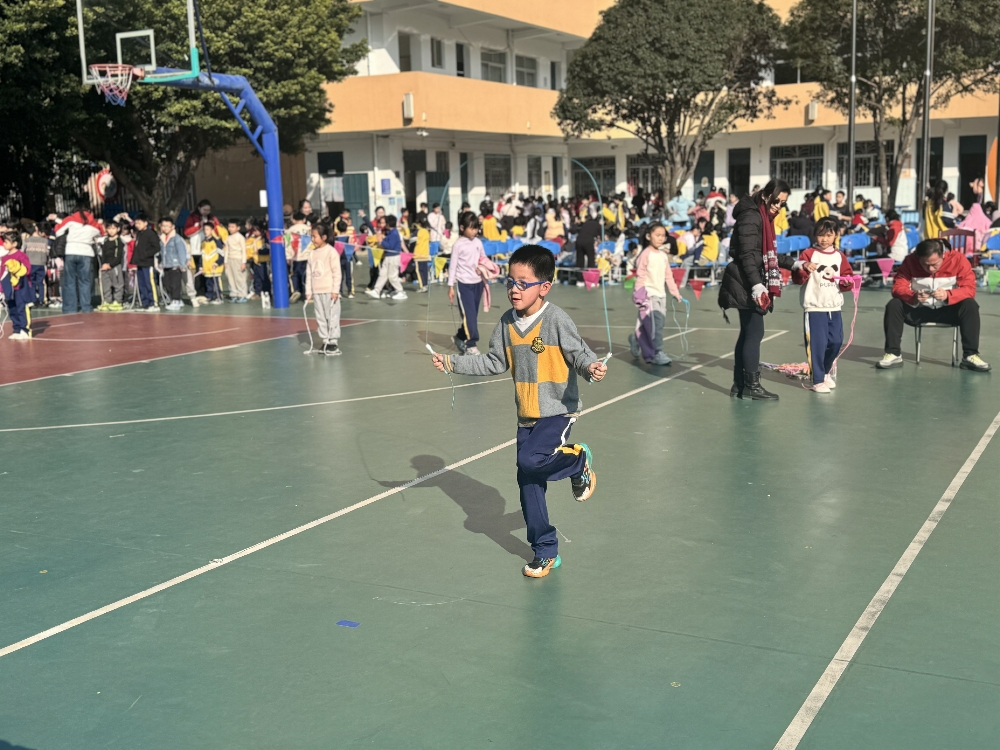 1月12日上午，廣西壯族自治區(qū)柳州市魚峰區(qū)天湖社區(qū)關(guān)工小組聯(lián)合小學(xué)共同開展“暖童心 助成長(zhǎng)”冬季運(yùn)動(dòng)會(huì)2.jpg