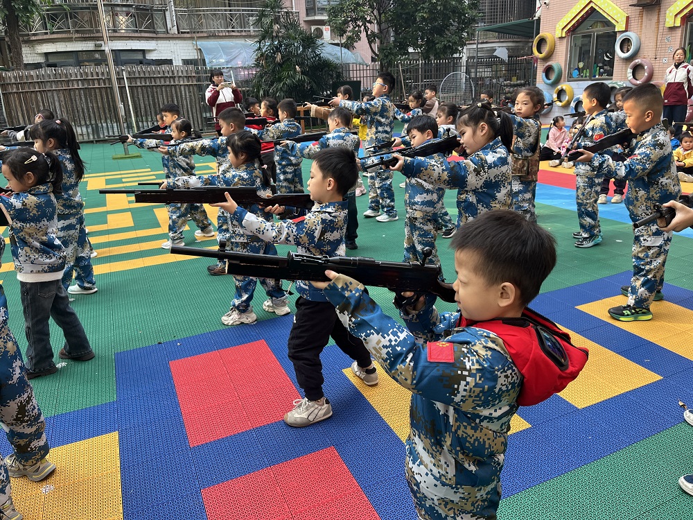 廣西壯族自治區(qū)柳州市魚峰區(qū)晶遠(yuǎn)社區(qū)關(guān)工小組、退役軍人服務(wù)站聯(lián)合轄區(qū)幼兒園開展軍體課暨春季征兵宣傳活動(dòng)-持槍圖021.jpg