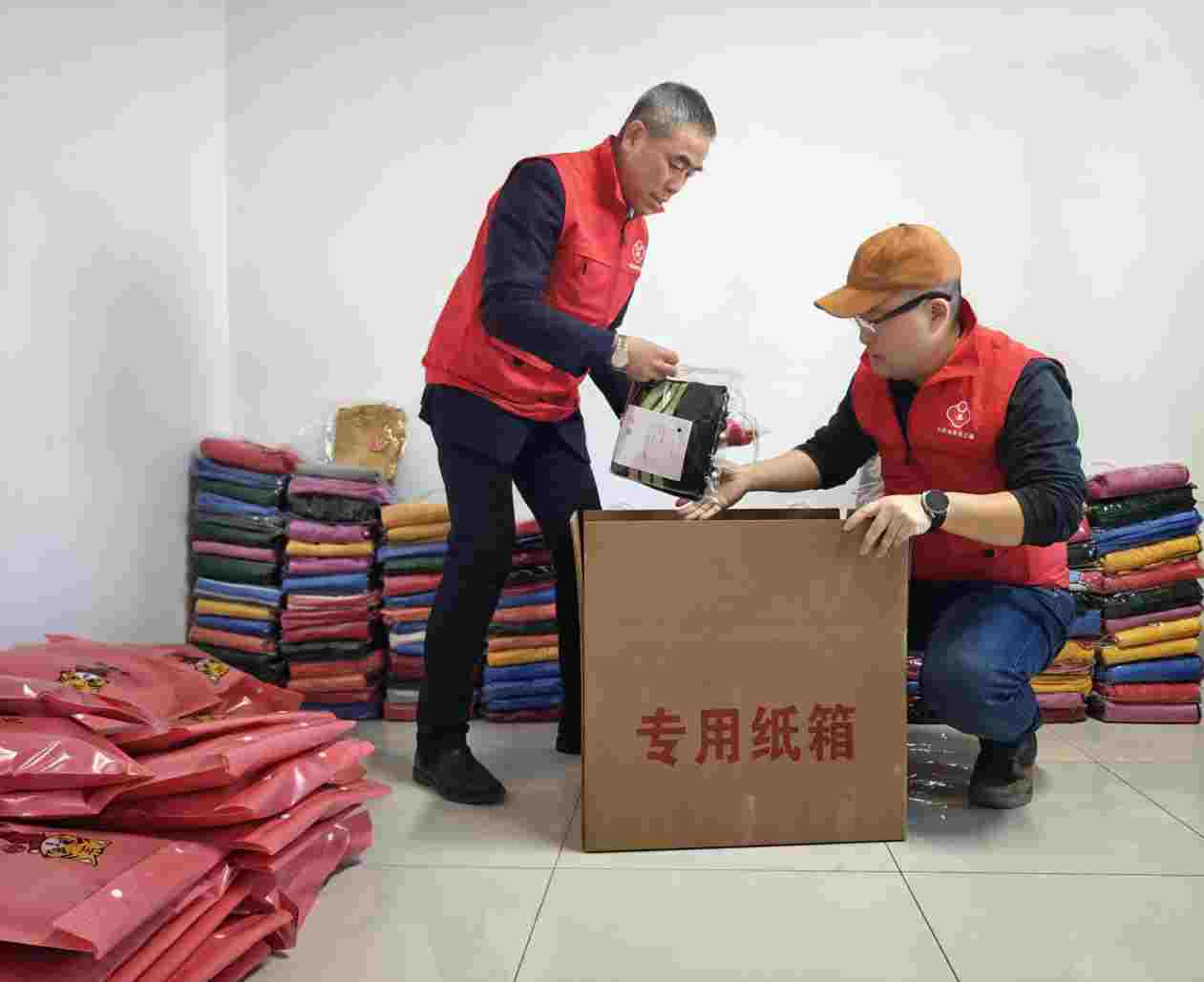 一廠關(guān)工委工作人員正在打包毛衣.jpg