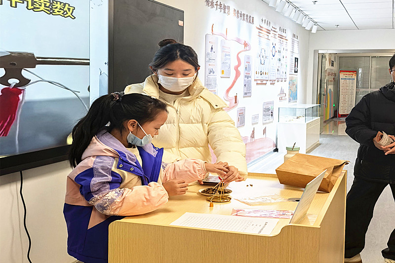江蘇省南京市建鄴區(qū)南苑街道泰山路社區(qū)關(guān)工委：漫步“文化長廊”，品讀“青囊秘卷”(3).jpg