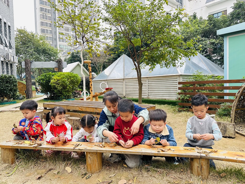 1月19日，廣西壯族自治區(qū)柳州市魚峰區(qū)天湖社區(qū)關工小組開展“指尖拾葉藏清趣，落葉作筆繪童真”主題活動 (2)1.jpg