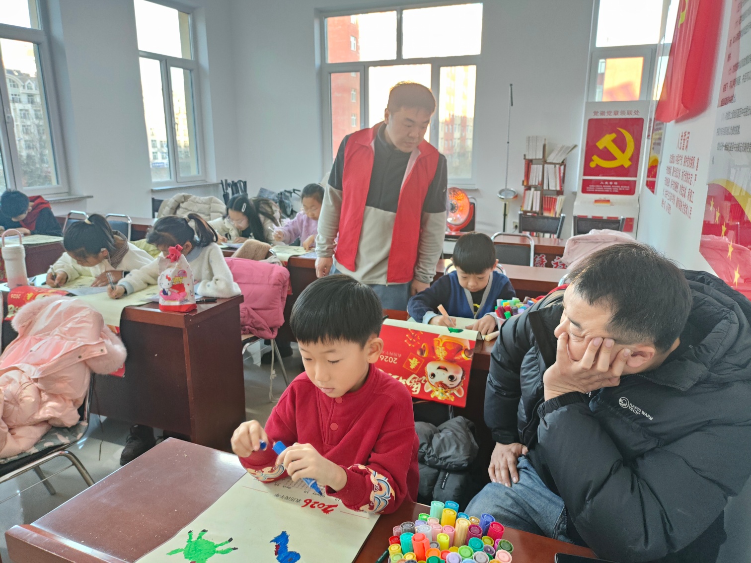 西城街道錦繡社區(qū)關(guān)工委開展“童心迎新年 巧手繪年歷”主題活動(dòng)照片3_副本.jpg