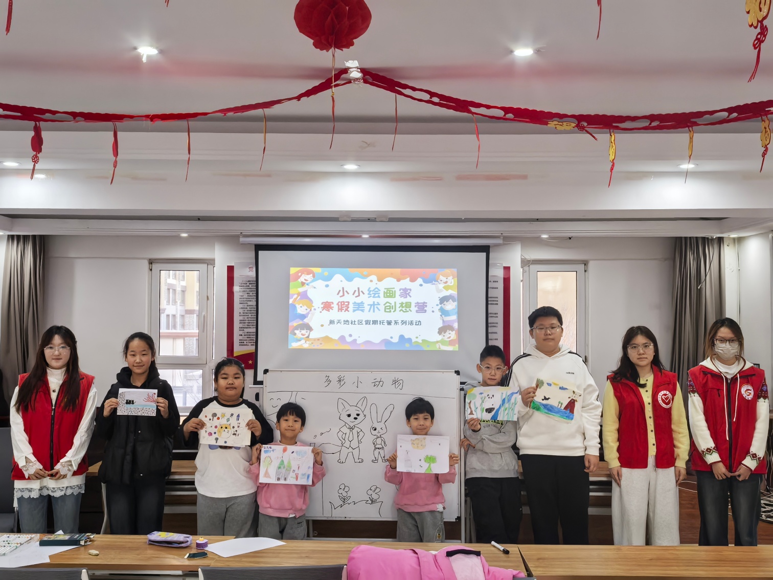 西城街道新天地社區(qū)“小小繪畫家 寒假美術創(chuàng)想營”活動照片1_副本.jpg