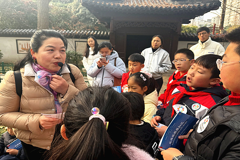 1769572017972400.jpg 江蘇省南京市秦淮區(qū)秦虹街道扇骨里社區(qū)關(guān)工委開展“閱動秦淮?絲路回響”主題研學(xué)活動(2).jpg