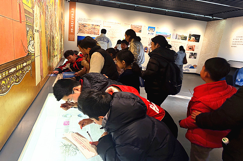 1769572032169836.jpg 江蘇省南京市秦淮區(qū)秦虹街道扇骨里社區(qū)關(guān)工委開展“閱動秦淮?絲路回響”主題研學(xué)活動(4).jpg