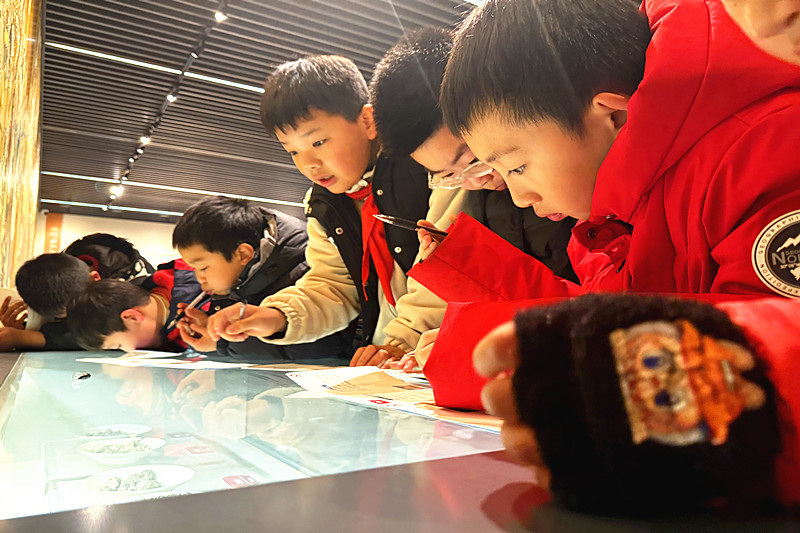 1769572040760190.jpg 江蘇省南京市秦淮區(qū)秦虹街道扇骨里社區(qū)關(guān)工委開展“閱動秦淮?絲路回響”主題研學(xué)活動(5).jpg