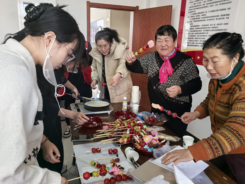 西城街道王府社區(qū)“鄰里聚首串甜意，非遺傳承暖社區(qū)”活動(dòng)照片4_副本.jpg