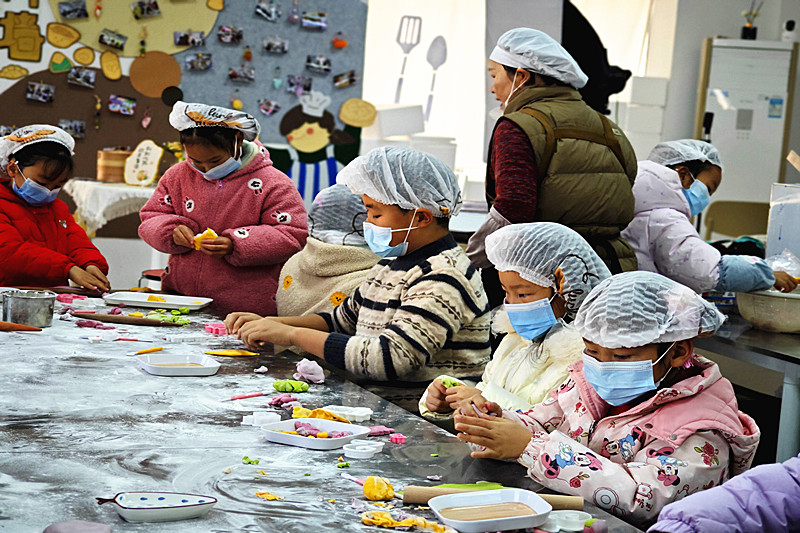 1769658937612540.jpg 江蘇省南京市江北新區(qū)盤城街道江北社區(qū)關(guān)工委開展“鄰味工坊?兒童面點制作”實踐活動(2).jpg