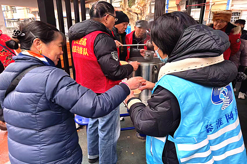 1769659102968944.jpg 江蘇省南京市秦淮區(qū)秦虹街道武定新村社區(qū)臘八送粥暖民心 老少同心傳溫情(2).jpg