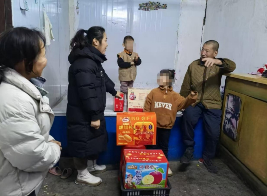 黑龍江省齊齊哈爾市拜泉縣民政局關(guān)工委、未成年人保護(hù)中心開展寒假和春節(jié)慰問活動(dòng)4.jpg