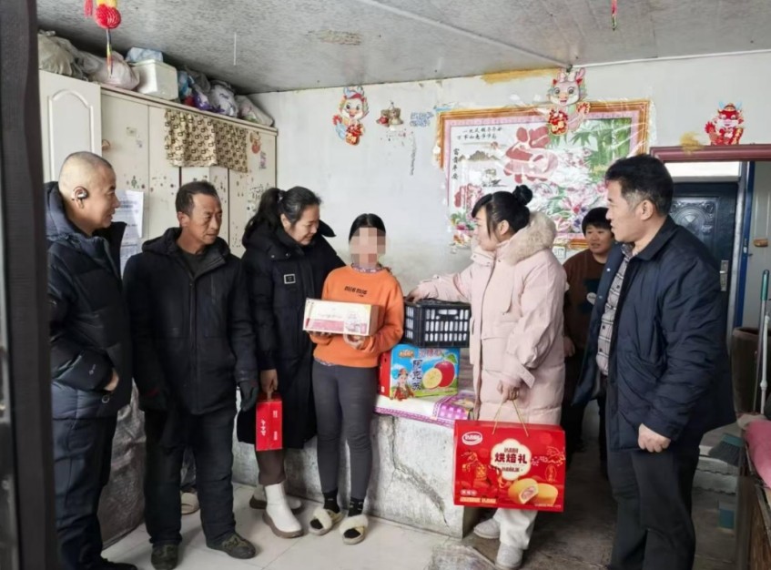 黑龍江省齊齊哈爾市拜泉縣民政局關(guān)工委、未成年人保護(hù)中心開展寒假和春節(jié)慰問活動(dòng)5.jpg