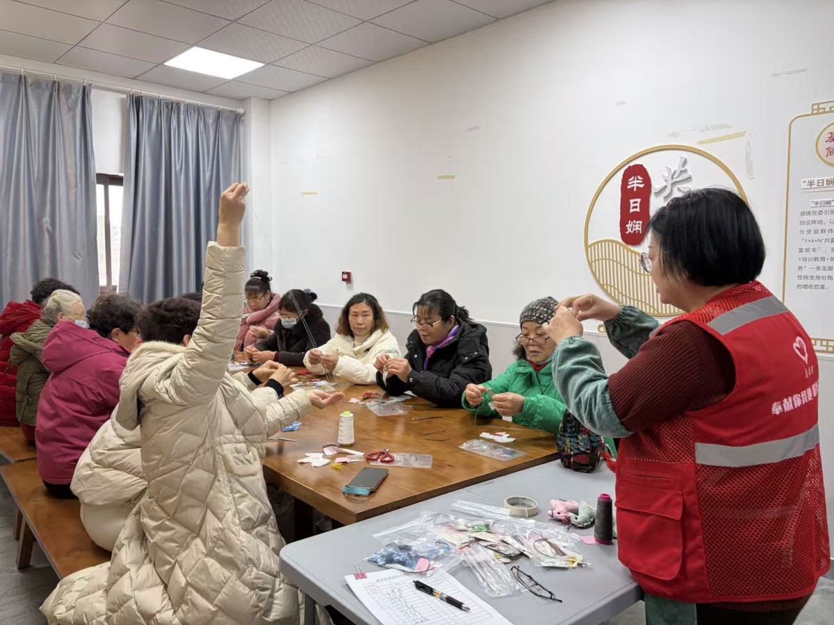 寧波市鎮(zhèn)海區(qū)：九龍湖鎮(zhèn)河源社區(qū)關工委開展“巧手縫吉祥 ,駿馬迎新春”“五老”志愿者手工主題活動1.jpg