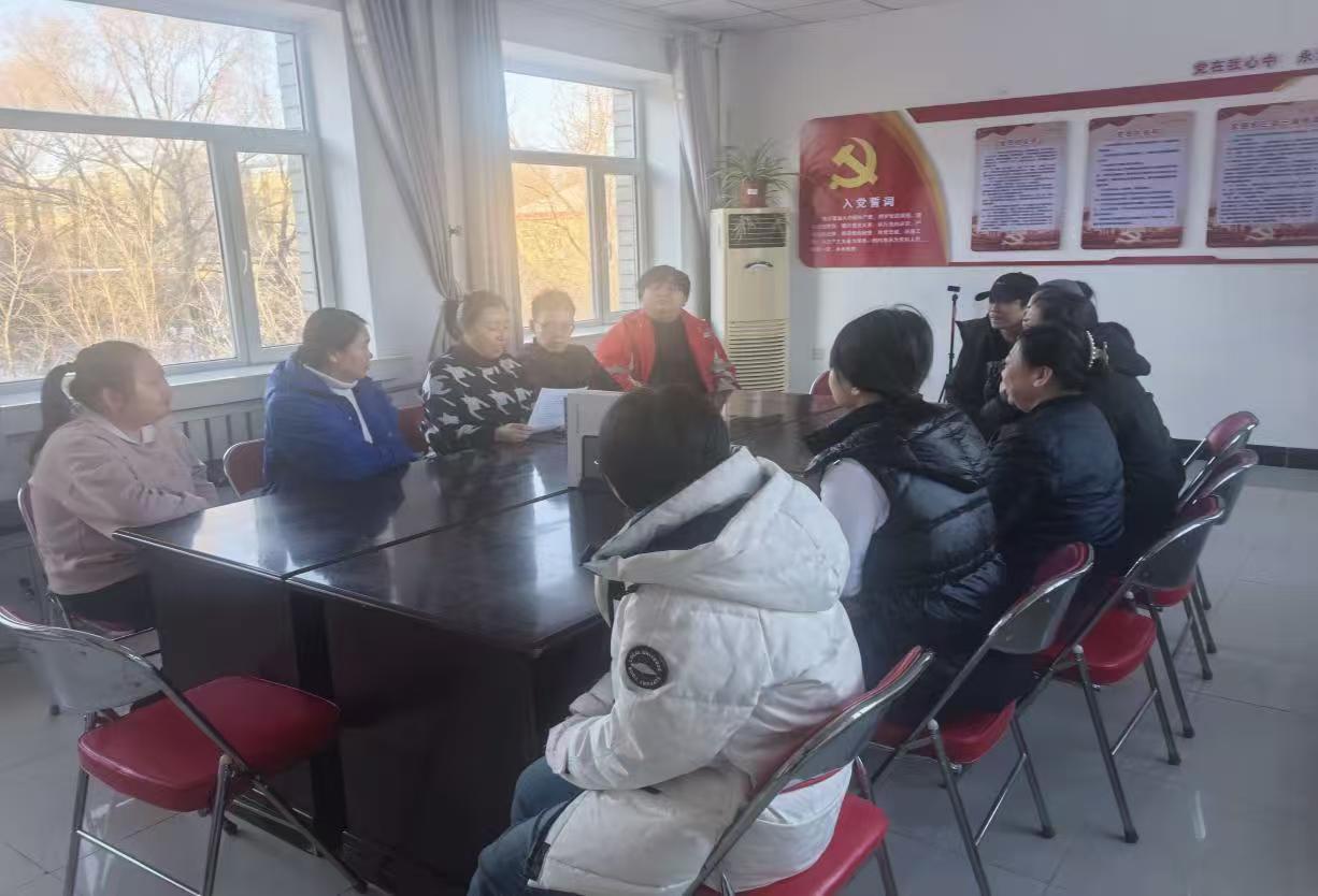 紅崗區(qū)八百坰街道景山社區(qū)關(guān)工小組開展“知危險 會避險”交通安全主題教育.jpg