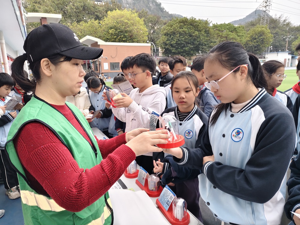 1770090350559805.jpg 志愿者向?qū)W生們講解毒品1.jpg