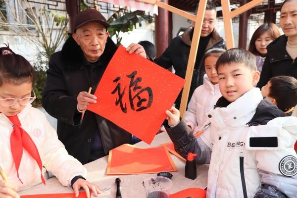 1770103526546030.jpeg 【盛澤鎮(zhèn)】目瀾社區(qū)關(guān)工委:我和爸爸一起走弄堂憶先賢3.jpeg