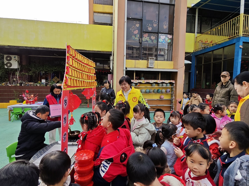 【非遺廟會迎新春  傳統(tǒng)文化潤童心】“糖畫”吸引了眾多孩子駐足1.jpg