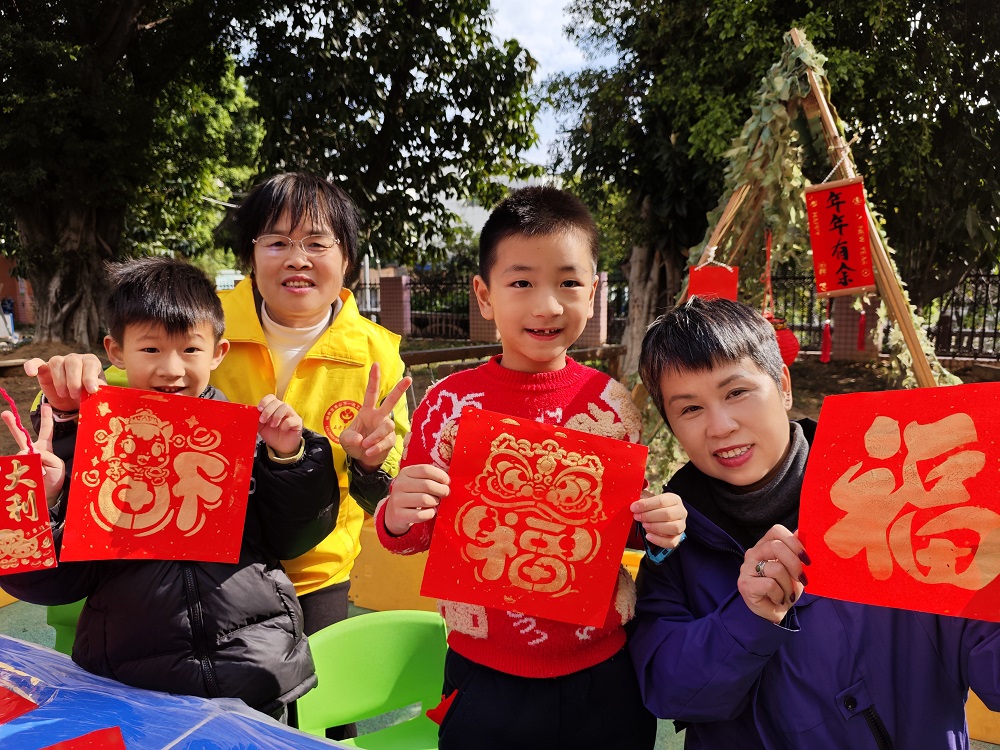 【非遺廟會迎新春  傳統(tǒng)文化潤童心】展示自己的拓印作品1.jpg