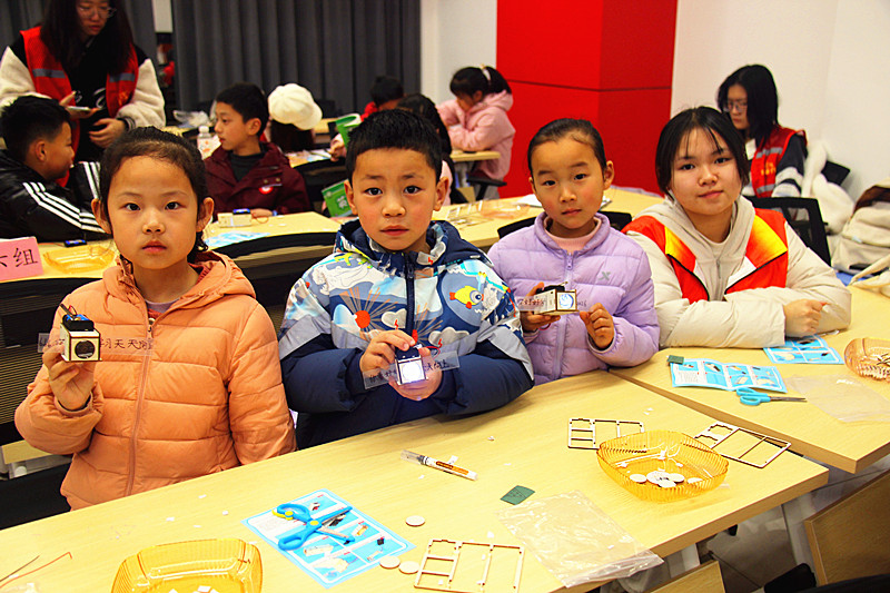 江蘇省南京市玄武區(qū)玄武湖街道花園路社區(qū)關(guān)工委開展“幻燈機(jī)”手工DIY制作活動(5).jpg